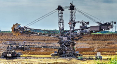 Lydford Mining. A large excavator in an excavation area working.