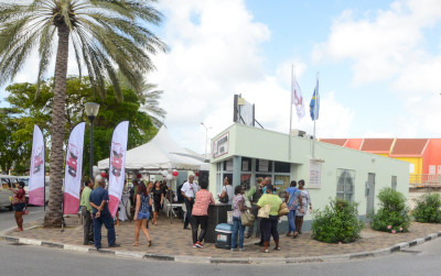 Autobusbedrijf Curaçao. A group of people waiting in line at a bus information center in Otrobanda.